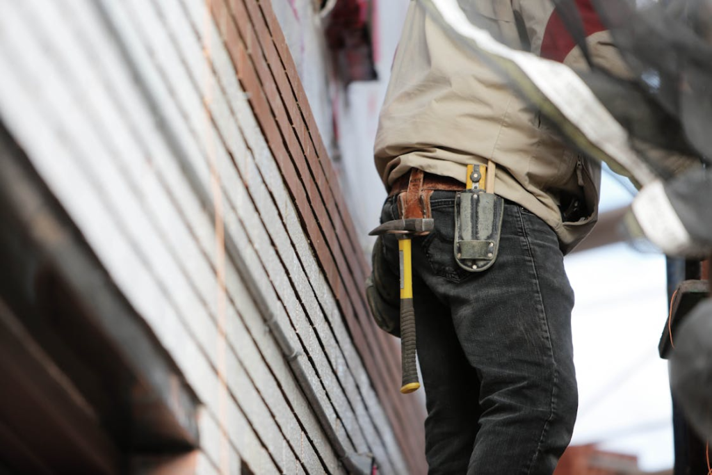 An image of a person with a hammer hanged on his pocket