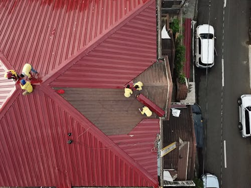 For long-term reliability, selecting the right commercial roofing contractor in Tampa